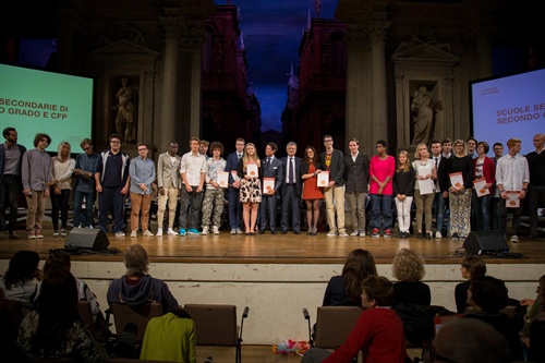 Il gruppo dei vincitori delle scuole secondarie di secondo grado 