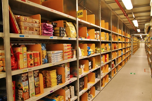 Scaffali con prodotti del negozio Alimentari