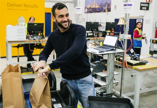 In occasione dell’apertura dell’official store dedicato su Amazon.it e sulla app Prime Now, Marco Mengoni ha consegnato personalmente a tre clienti Prime Now di Milano le copie del suo nuovo album “Le cose che non ho” e i prodotti del suo merchandisi