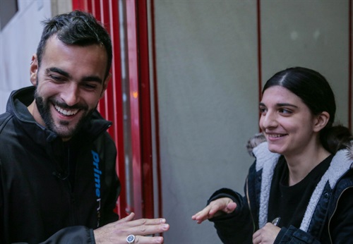 Una dei tre fortunati fan che ha ricevuto una sorpresa speciale da Amazon Prime Now