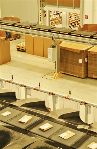 Amazon - Centro di distribuzione di Castel San Giovanni - I prodotti vengono inviati al reparto outbound per la spedizione