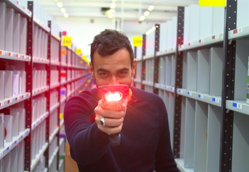 Marco Mengoni è stato il primo artista italiano a consegnare un prodotto del suo store ufficiale su Amazon direttamente a casa dei fan