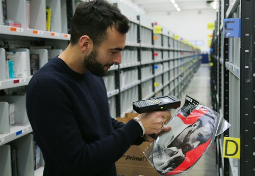 In occasione dell’apertura dell’official store dedicato su Amazon.it e sulla app Prime Now, Marco Mengoni ha consegnato personalmente a tre clienti Prime Now di Milano le copie del suo nuovo album “Le cose che non ho” e i prodotti del suo merchandisi