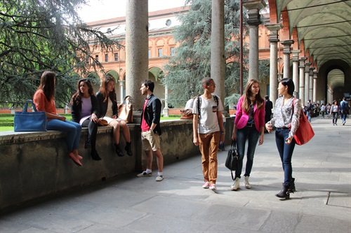Studenti internazionali nei chiostri di Università Cattolica
