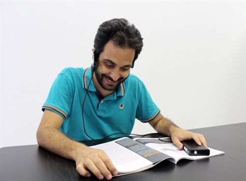 Persona che utilizza Horus per leggere