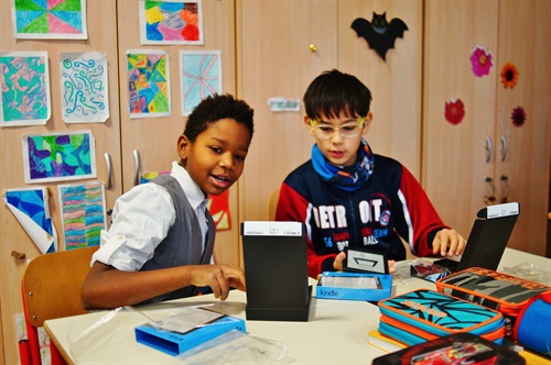 Gli studenti della 5a A con i Kindle Paperwhite