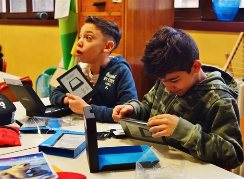 Gli studenti della 5a A con i Kindle Paperwhite