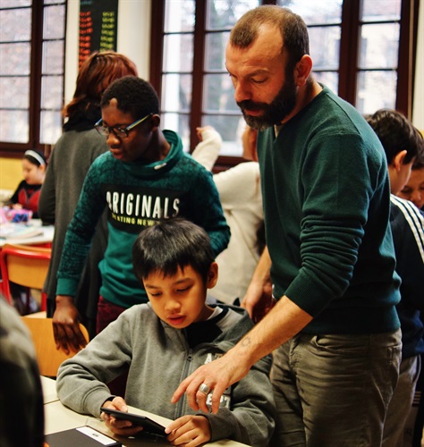 Gli studenti della 5a A con i Kindle Paperwhite