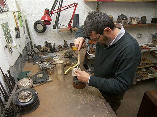 Bottega dell'artigiano bergamasco Franco Blumer