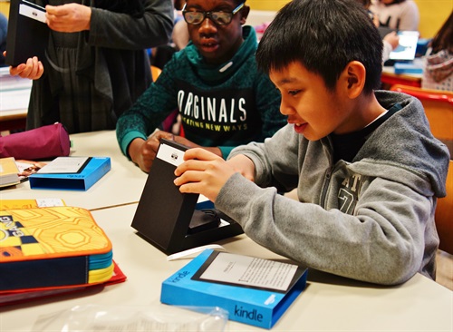 Gli studenti della 5a A con i Kindle Paperwhite