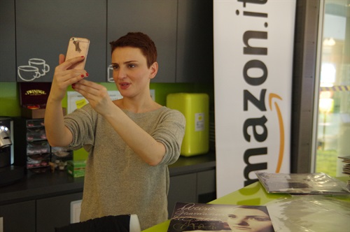 Arisa firma le copie dell'album presso Amazon Italia