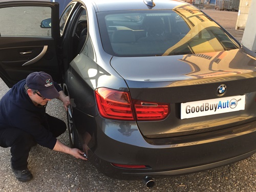 Ispezione di un auto da parte di un tecnico