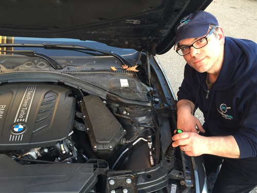 Ispezione di un auto da parte di un tecnico