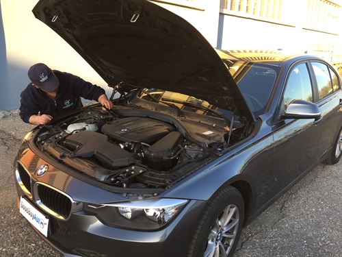 Ispezione di un auto da parte di un tecnico