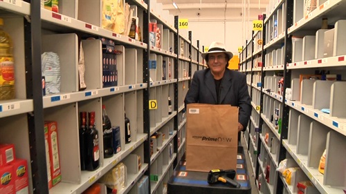 Al Bano ha consegnato personalmente a tre clienti di Milano i prodotti Autentici sapori di Puglia, ordinati attraverso l'app Prime Now.