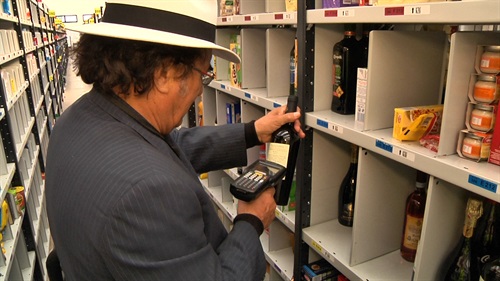 Al Bano ha consegnato personalmente a tre clienti di Milano i prodotti Autentici sapori di Puglia, ordinati attraverso l'app Prime Now.