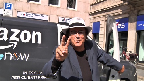 Al Bano ha consegnato personalmente a tre clienti di Milano i prodotti Autentici sapori di Puglia, ordinati attraverso l'app Prime Now.