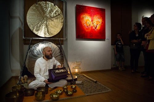 Un momento dell'inaugurazione della mostra 'Tra madre e terra' di Federica Rossi
