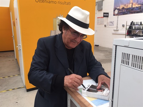 Al Bano ha consegnato personalmente a tre clienti di Milano i prodotti Autentici sapori di Puglia, ordinati attraverso l'app Prime Now.