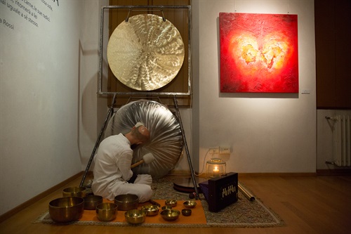 Un momento dell'inaugurazione della mostra 'Tra madre e terra' di Federica Rossi