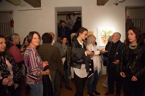 Un momento dell'inaugurazione della mostra 'Tra madre e terra' di Federica Rossi