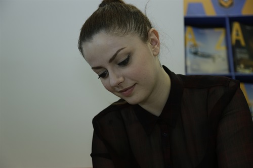 Annalisa firma gli autografi presso il Centro di Distribuzione Amazon di Affori