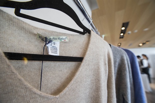 Esposizione dei prodotti degli artigiani -  prodotti di Dalle Piane Cashmere 