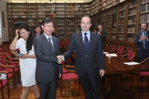 Stretta di mano tra il rettore della BLCU Xiliang Cui al rettore dell’Università Cattolica Franco Anelli 