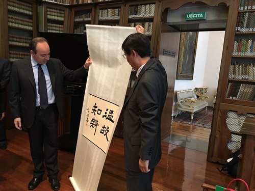 Consegna di un calligramma realizzato dal rettore della BLCU Xiliang Cui al rettore dell’Università Cattolica Franco Anelli 