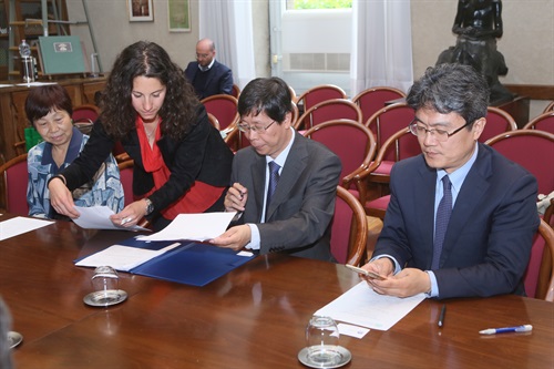 Firma dell'accordo da parte rettore della BLCU Xiliang Cui e dell'Associate Vice President Zhang Baojun