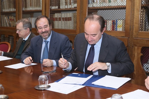 Firma dell'accordo da parte del rettore dell’Università Cattolica Franco Anelli 