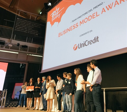 Il momento della consegna dell'UniCredit Business Model Award