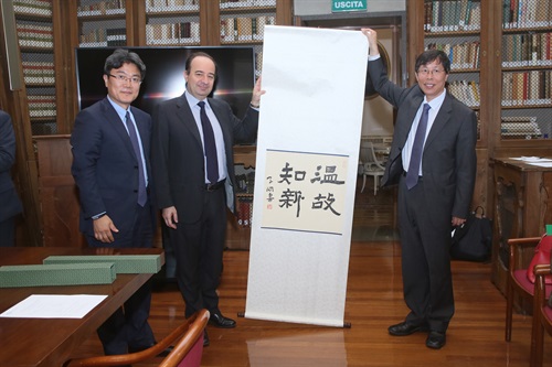 Consegna di un calligramma realizzato dal rettore della BLCU Xiliang Cui al rettore dell’Università Cattolica Franco Anelli