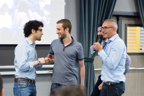 Gli studenti vincitori premiati da Stefano Perego