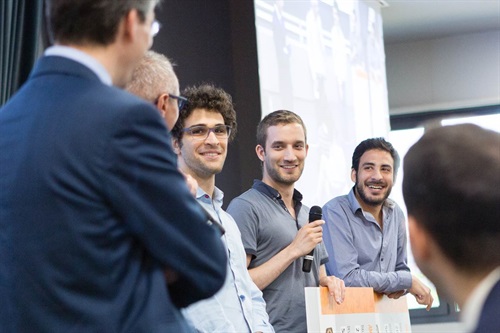 Gli studenti vincitori premiati da Stefano Perego