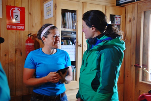 Giulia Poli, Head of Kindle Content per Amazon in Italia, consegna i 5 Kindle Paperwhite alla biblioteca della Capanna Margherita