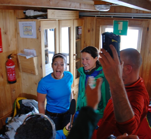 Giulia Poli, Head of Kindle Content per Amazon in Italia, consegna i 5 Kindle Paperwhite alla biblioteca della Capanna Margherita