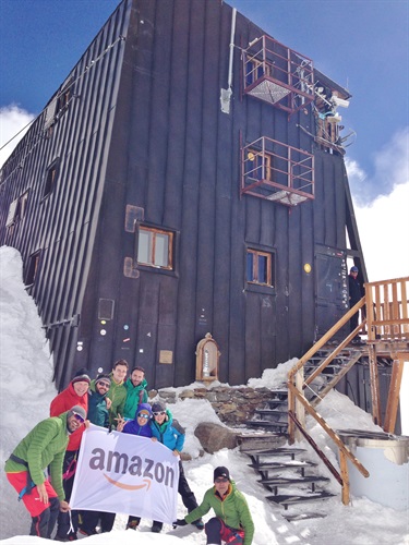 Le due cordate formate da personale Amazon, partite da Alagna e accompagnate dalle guide di Alagna, presso  la Capanna Margherita dove hanno consegnato cinque Kindle Paperwhite