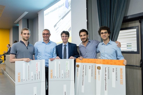 Gli studenti vincitori premiati da Stefano Perego