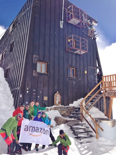 Le due cordate formate da personale Amazon, partite da Alagna e accompagnate dalle guide di Alagna, presso  la Capanna Margherita dove hanno consegnato cinque Kindle Paperwhite
