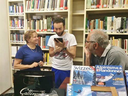Consegna di cinque Kindle Paperwhite alla Biblioteca del CAI di Varallo, a disposizione di tutti i  soci, degli abitanti di Varallo e della Valsesia