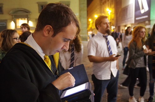 Lettura di Harry Potter con Kindle in piazza di San Giovanni a Firenze con l'associazione 