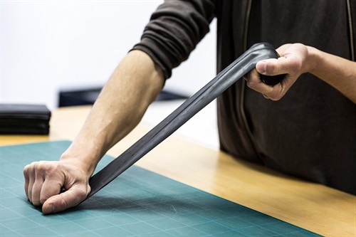 Gli artigiani di Mnmur al lavoro sulle camere d'aria delle biciclette per creare cinture e portafogli