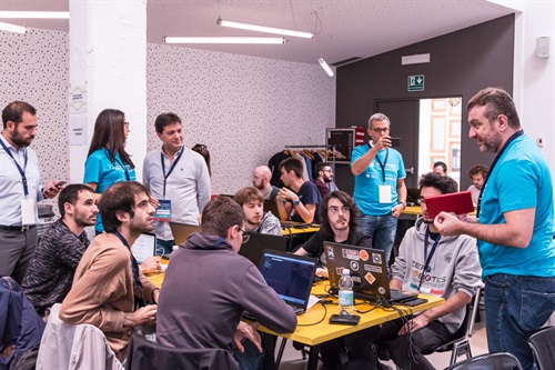 Gli sviluppatori al lavoro nella sede di Hack.Developers di Torino #HackDev17