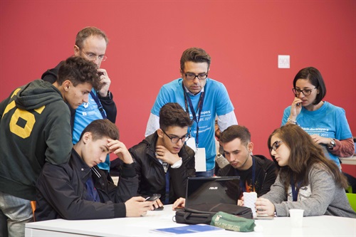 Gli sviluppatori al lavoro nella sede di Hack.Developers di Bari #HackDev17