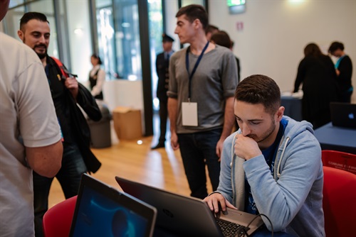 Gli sviluppatori al lavoro nella sede di Hack.Developers di Firenze #HackDev17