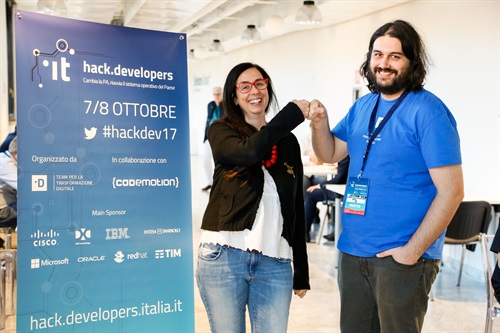 Mara Marzocchi, co-founder Codemotion e Giovanni Bajo, Responsabile Relazioni con gli Sviluppatori del Team per la Trasformazione Digitale dalla sede dell'hackathon di Roma #HackDev17 