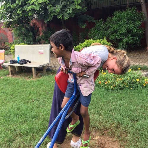 Veronica con un bambino dell'orfanotrofio