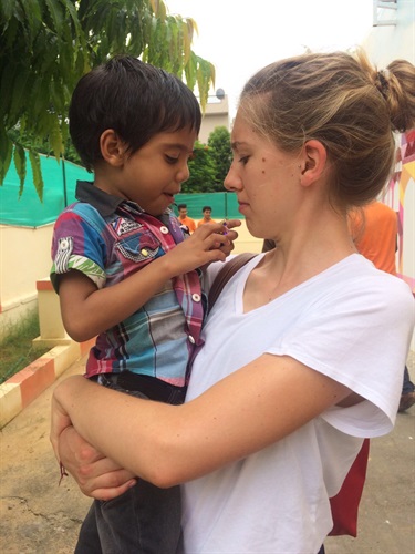 Veronica con un bambino dell'orfanotrofio