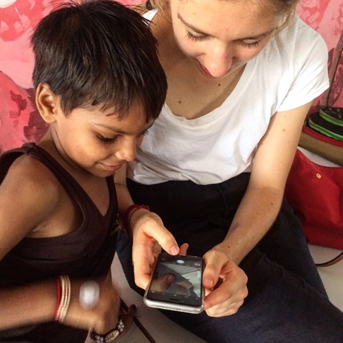 Veronica con un bambino dell'orfanotrofio